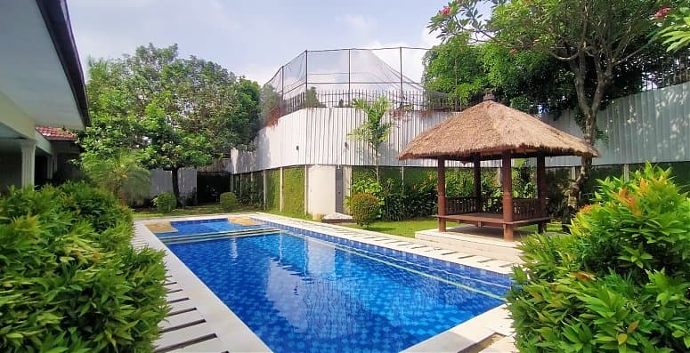 Rumah dan Kolam Renang